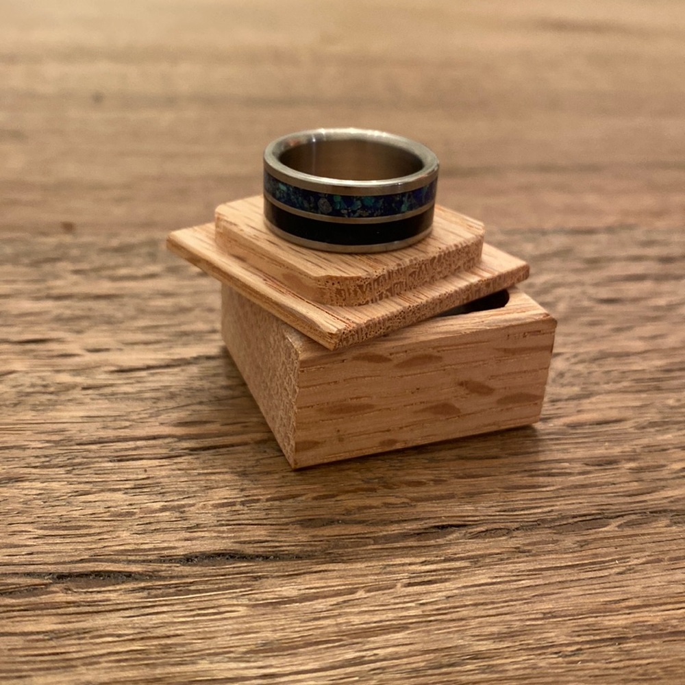 Men’s beautiful silver tone ring with Lapis inlay.